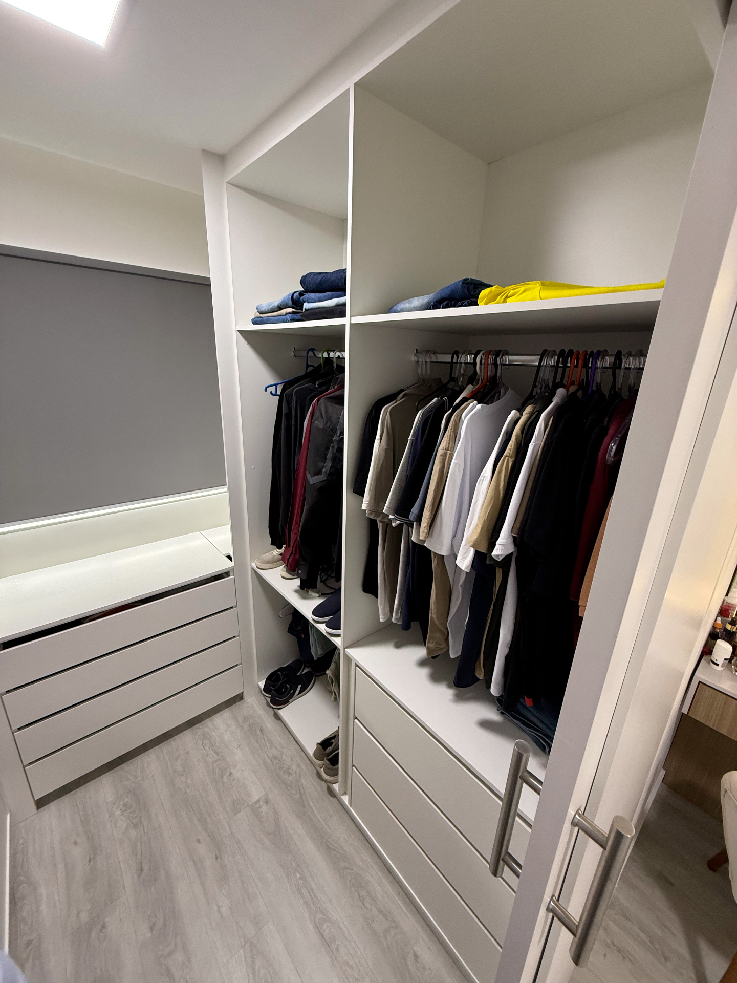 Closet planejado com prateleiras e gaveteiros sob medida