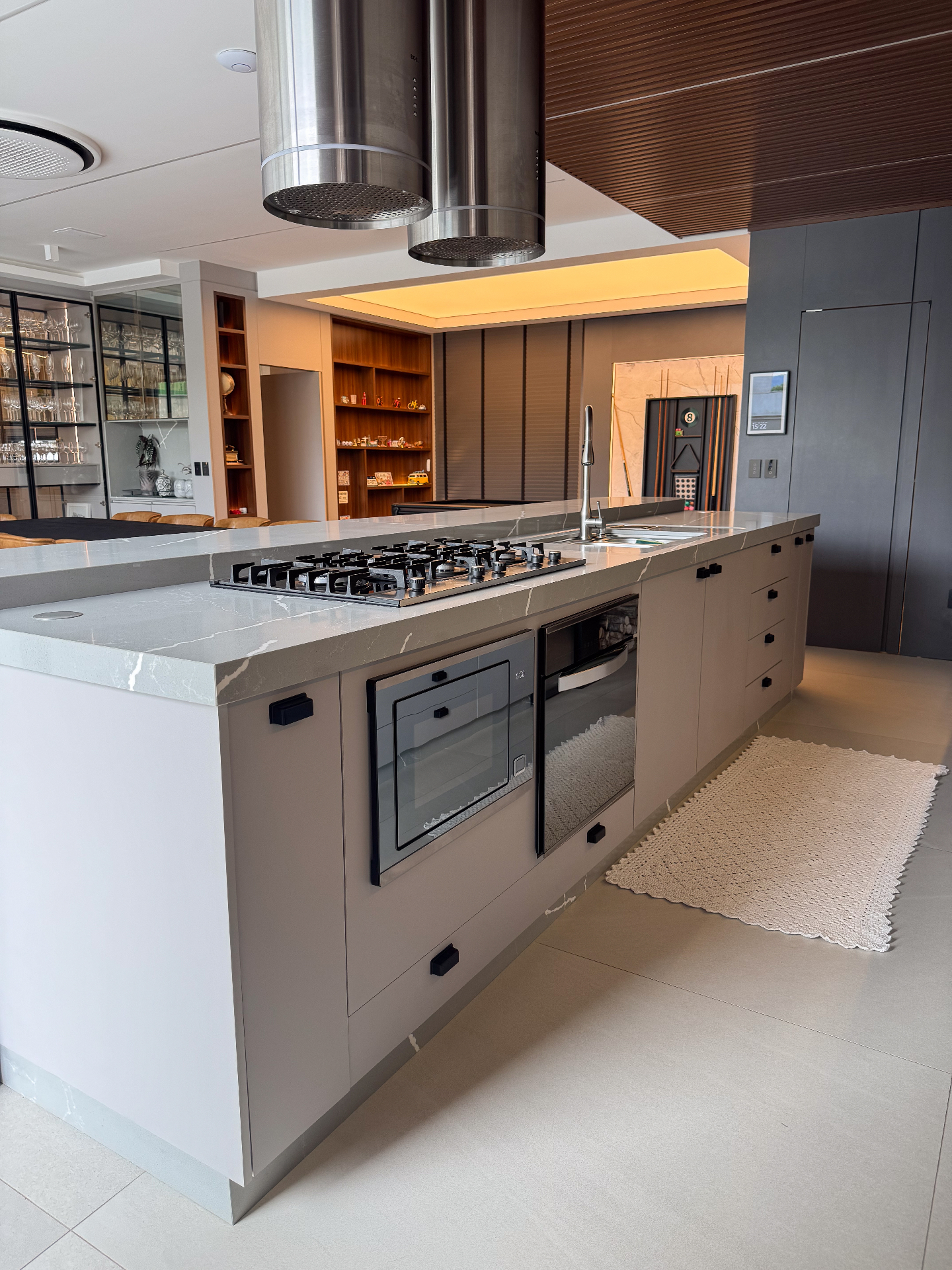 Cozinha planejada de alto padrão com ilha em mármore e bancada gourmet