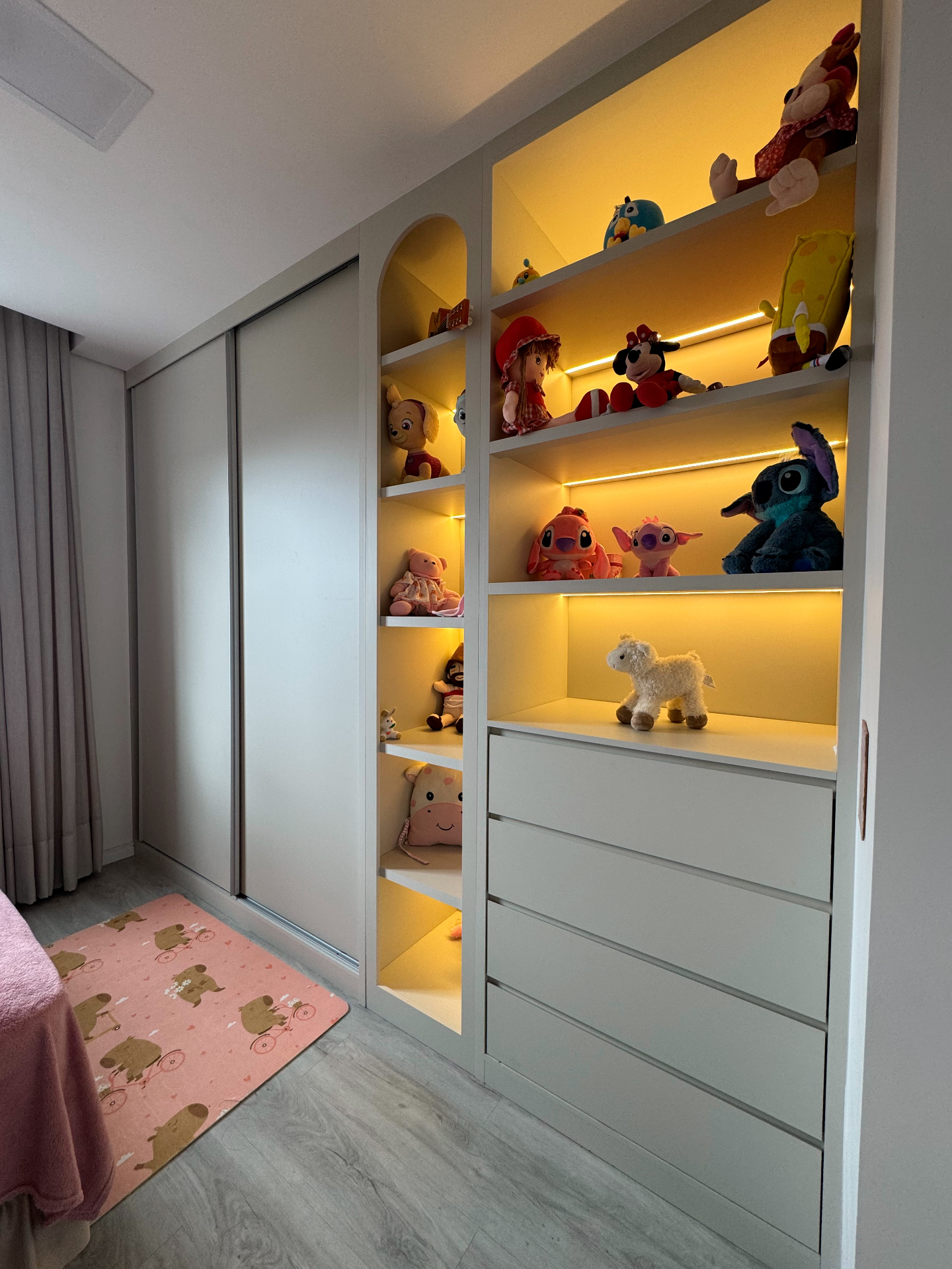 Quarto infantil planejado com nicho arqueado e iluminação cênica